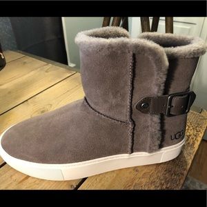 Women’s Uggs Aika Suede Sneaker Size 10 BNWT